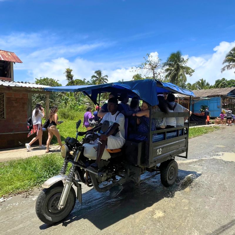 Traslado en motocarro de Juanchaco a la Barra