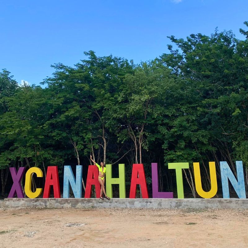 Bienvenida turística en el letrero de Xcanahaltún, Yucatán