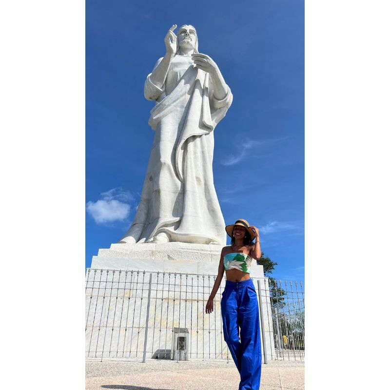 Vista del Cristo de La Habana frente a la bahía