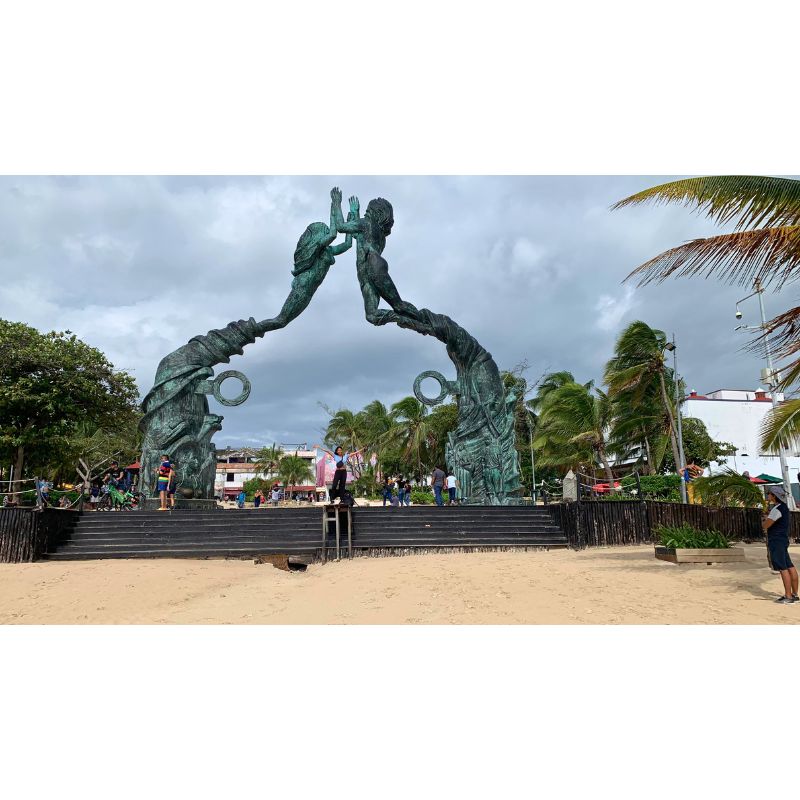 Vista del Parque Los Fundadores y su arco maya